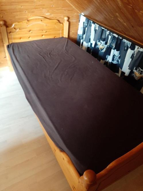 1 P. MASSIEF GRENEN BED MET LATTENBODEMS, Huis en Inrichting, Slaapkamer | Bedden, Gebruikt, Eenpersoons, Hout, Overige kleuren