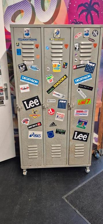 Coole vintage lockerkast met vintage stickers beschikbaar voor biedingen