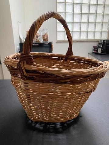 Panier en osier beschikbaar voor biedingen