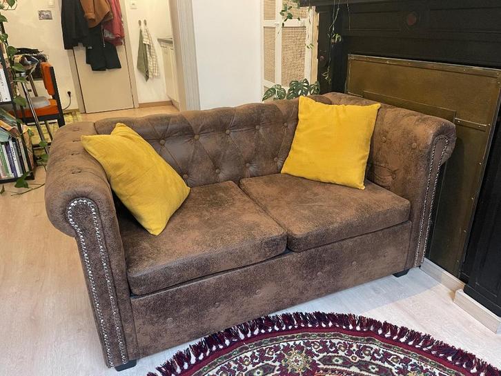 Vintage bruine chesterfield zetel, Huis en Inrichting, Zetels | Voetbanken en poefs, Zo goed als nieuw, 125 cm of meer, 75 tot 100 cm
