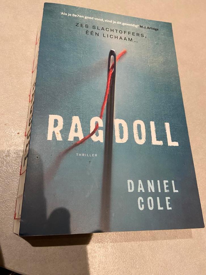 Daniel Cole - Ragdoll, Boeken, Thrillers, Zo goed als nieuw, Ophalen