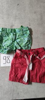 2 shorten groen en rood maat 98 H&M, Kinderen en Baby's, Kinderkleding | Maat 98, Ophalen of Verzenden