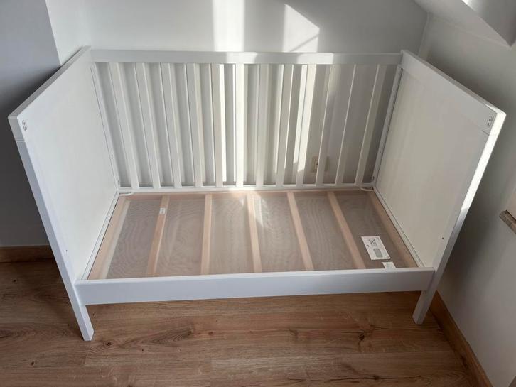 Babybed + commode Sundvik IKEA met matrasje en donsdeken, Enfants & Bébés, Chambre d'enfant | Lits, Comme neuf, Matelas, Enlèvement