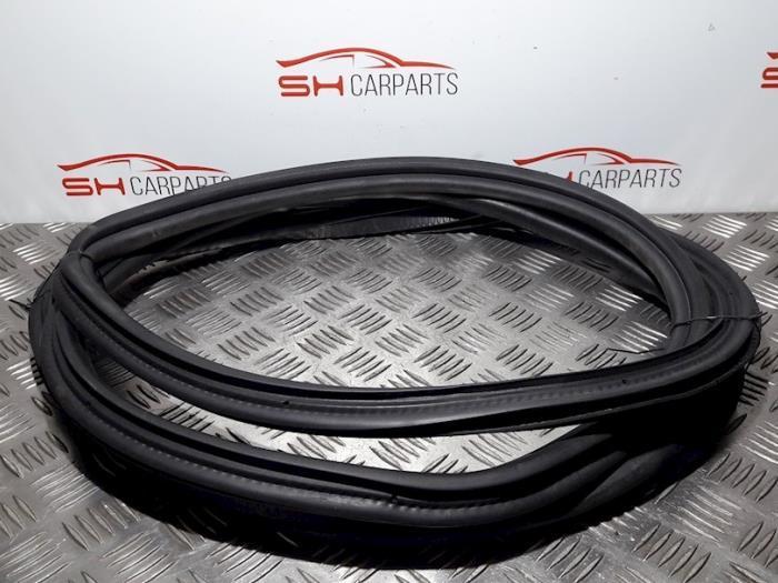 Schuifdeur Rubber rechts van een Mercedes Vito, Auto-onderdelen, Carrosserie, Mercedes-Benz, Gebruikt, 3 maanden garantie, Ophalen of Verzenden