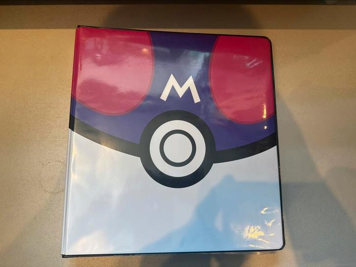 Nieuwe ringmap Pokemon Master Ball, Hobby en Vrije tijd, Verzamelkaartspellen | Pokémon, Nieuw, Sleeves of Kaarthoesjes, Ophalen of Verzenden