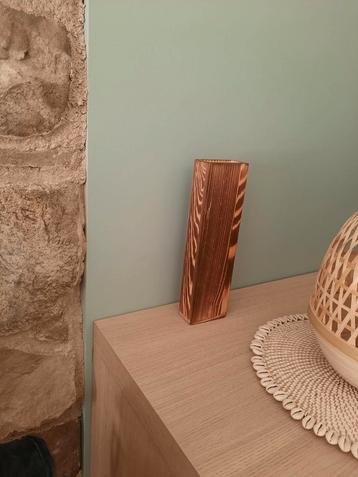 2 houten muurvaasjes beschikbaar voor biedingen