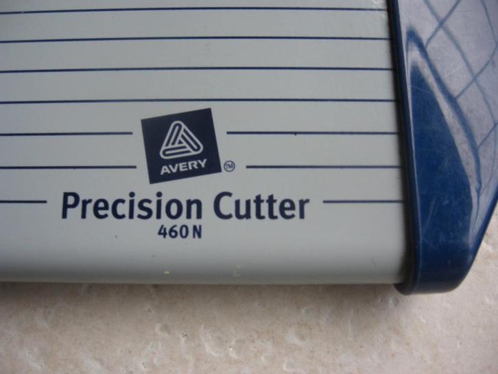 Le coupe-papier à guillotine ou à très haute précision, Divers, Fournitures scolaires, Comme neuf, Enlèvement ou Envoi