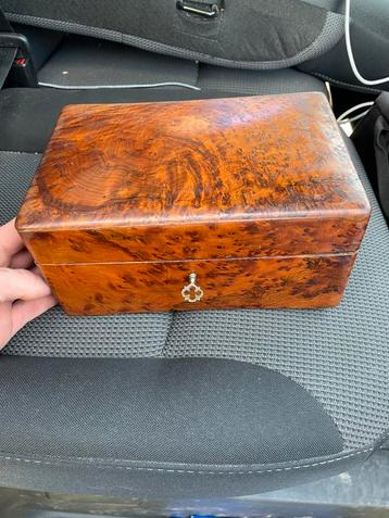 Boite a bijoux en bois de thuya beschikbaar voor biedingen