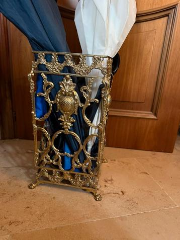 Vintage koperen paraplubak beschikbaar voor biedingen