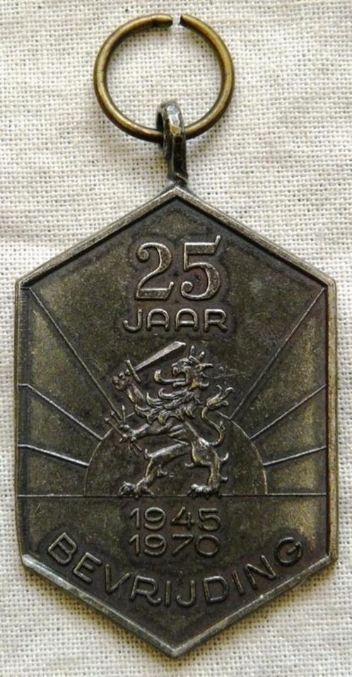 Penning Medaille Herdenking 25 Jaar Bevrijding 1945-1970.(1), Verzamelen, Militaria | Algemeen, Overige soorten, Lintje, Medaille of Wings