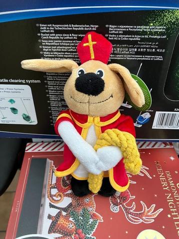 Sinterklaas als hond knuffel - Nieuw met kaartje beschikbaar voor biedingen