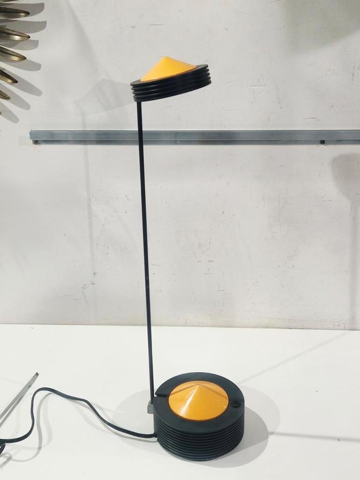 Gele bureaulamp van metaal en kunststof van Vrieland Design, Antiek en Kunst, Kunst | Designobjecten, Ophalen of Verzenden