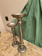 2 zilverkleurige kaarshouders (29cm en 39cm hoog), Gris, 25 à 50 cm, Enlèvement, Utilisé