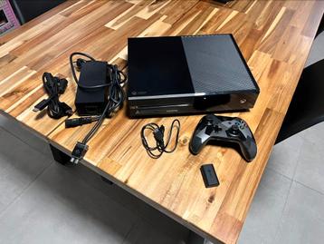 Xbox One 500 Go + manette spéciale + câbles – Très bon état beschikbaar voor biedingen