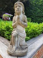 -Geknielde betonnen engel., Ophalen