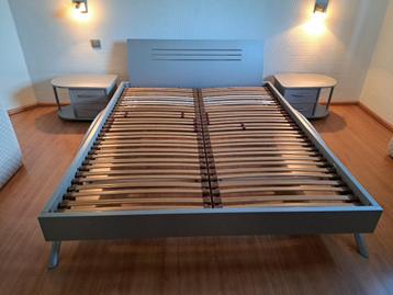 2 persoonsbed met lattenbodem en nachtkastjes beschikbaar voor biedingen