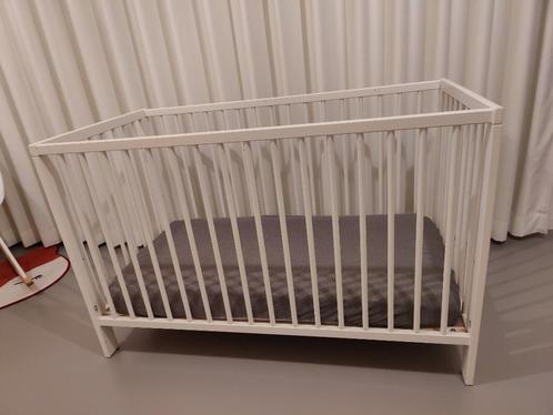 babybed en verzorgtafel, Enfants & Bébés, Chambre d'enfant | Lits, Utilisé, Moins de 140 cm, Moins de 70 cm, Matelas, Enlèvement