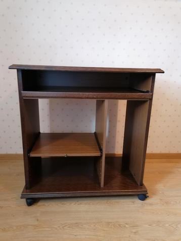 Stijlvolle computertafel in donkere eik op wieltjes. beschikbaar voor biedingen