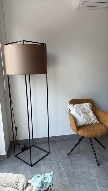 Staanlamp met lichtbruine kap beschikbaar voor biedingen