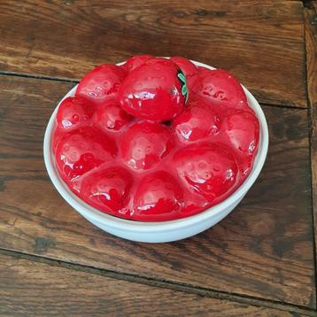 Fruit of koekjestrommel met deksel met keramische aardbeien beschikbaar voor biedingen