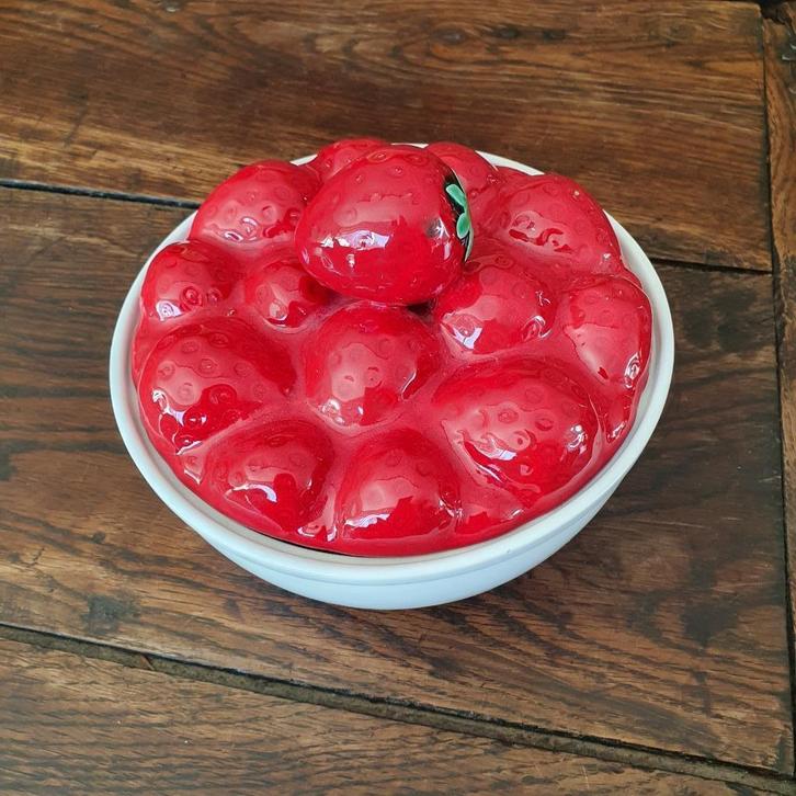 Fruit of koekjestrommel met deksel met keramische aardbeien, Huis en Inrichting, Woonaccessoires | Schalen en Manden, Zo goed als nieuw