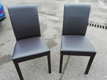 Twee bruine stoelen