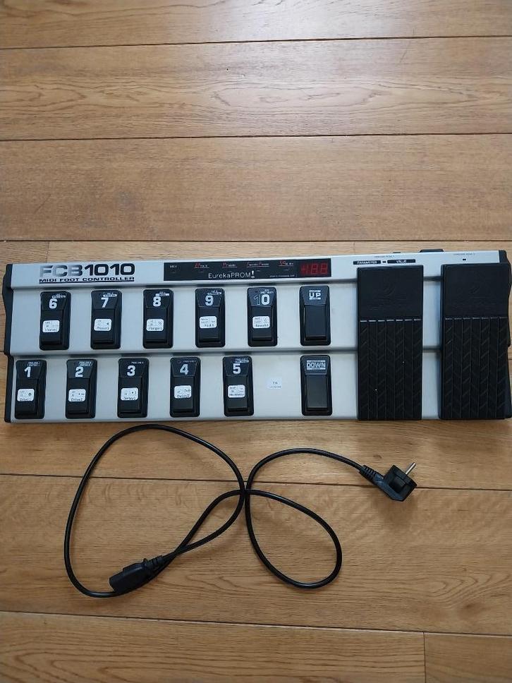 Pédalier de contrôle MIDI BEHRINGER FCB1010, Muziek en Instrumenten, Midi-apparatuur, Gebruikt, Ophalen