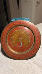 Assiette décorative en laiton émaillé représentant un paon, Enlèvement