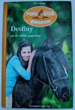 Pony Club Geheimen - Destiny en de wilde paarden, Boeken, Gelezen, Stacy Gregg, Ophalen of Verzenden, Fictie
