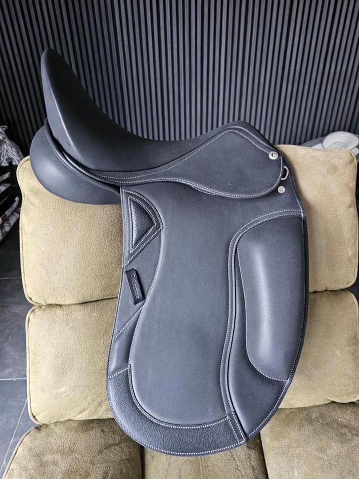 Dressuurzadel 17,5inch, Dieren en Toebehoren, Paarden en Pony's | Zadels, Zo goed als nieuw, Dressuur, Ophalen
