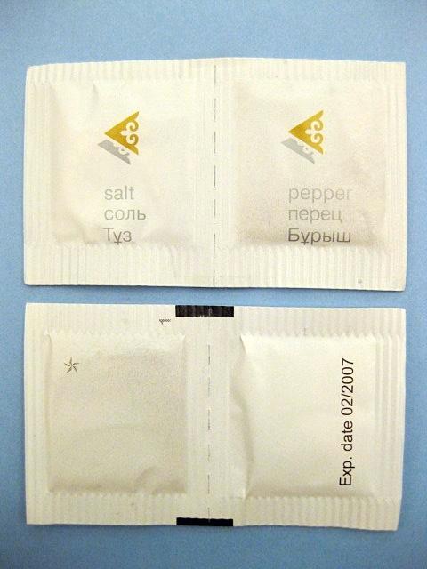 Lot de 2 sacs en papier pour salière et poivrière Air Astana, Collections, Aviation, Neuf, Autres types, Enlèvement ou Envoi