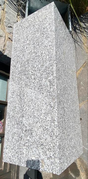 Granieten salontafel/bank of stele beschikbaar voor biedingen