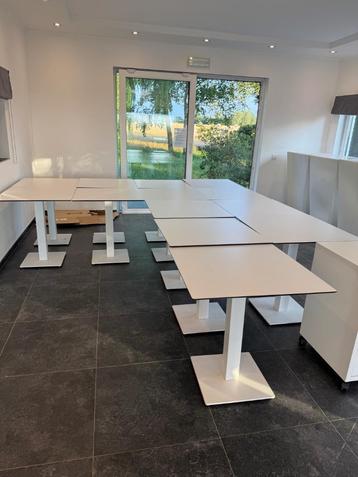 16 tables de Restaurant de 70/70 cm beschikbaar voor biedingen