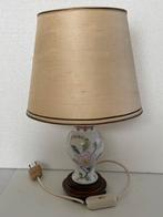 Porseleinen lampadaire “Fait main” op ronde houten voet, Ophalen of Verzenden