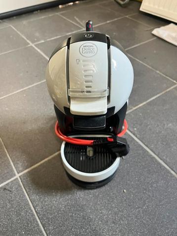 Dolce gusto met houder en veel cups goed bod mag