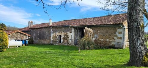 In Charente, stenen huis met een beboste tuin van 17.000 m2, Immo, Buitenland, Frankrijk, Woonhuis, Landelijk