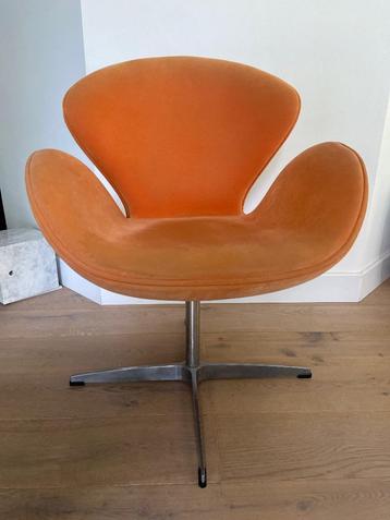 Vintage oranje vlinderstoel beschikbaar voor biedingen