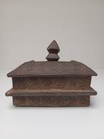 Ancienne boite d’Asie du sud-est en forme de temple., Envoi