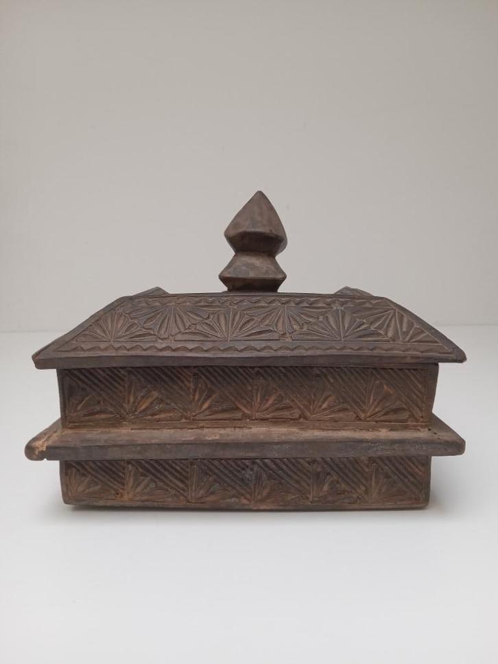 Ancienne boite d’Asie du sud-est en forme de temple., Antiquités & Art, Art | Art non-occidental, Envoi