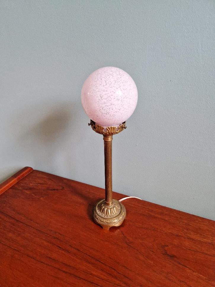 Tafellamp in verguld brons en roze gespikkeld glas, Antiek en Kunst, Antiek | Verlichting, Ophalen of Verzenden