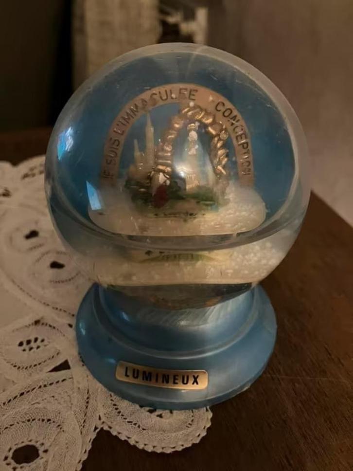Unieke Sneeuwbol : La formule de Lourdes - jaren 90, Verzamelen, Beelden en Beeldjes, Religie, Ophalen of Verzenden