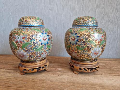 2 Chinese cloisonné gemberpotten met deksel en houten standa, Antiek en Kunst, Antiek | Vazen, Ophalen of Verzenden