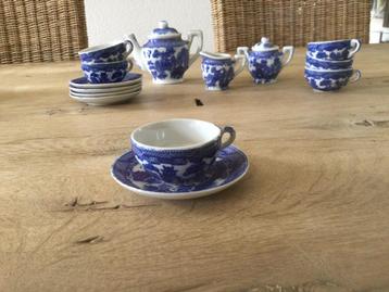 Oud speelgoed koffieservies in porcelein beschikbaar voor biedingen