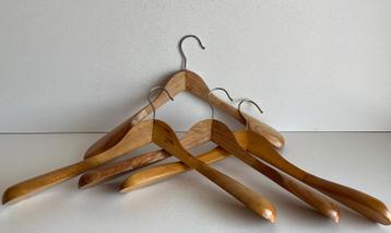Set van 7 houten hangers beschikbaar voor biedingen