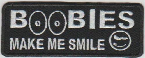Boobies Make me Smile stoffen opstrijk patch embleem, Motoren, Accessoires | Overige, Nieuw, Verzenden