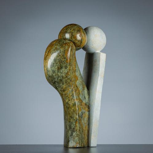 beeld van serpetine steen -Loving people, Antiek en Kunst, Kunst | Designobjecten, Ophalen of Verzenden
