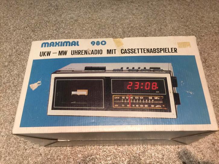 Splinternieuwe  retro  klok  radio casettespeler ., Elektronische apparatuur, Wekkers, Nieuw, Ophalen of Verzenden