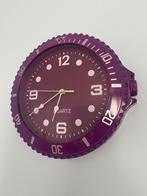 Leuke paarse wandklok van Iwatch, Handtassen en Accessoires, Horloges | Heren, Ophalen, Zo goed als nieuw, Swatch