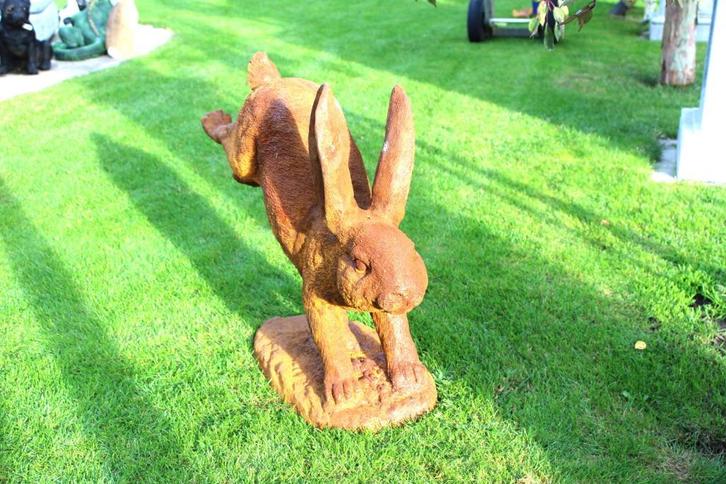 XXL konijn of haas met roestige gietijzeren sprong., Tuin en Terras, Tuinbeelden, Nieuw, Dierenbeeld, Metaal, Ophalen