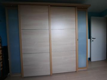 Beige kleerkast met kleerhangers en legplanken beschikbaar voor biedingen